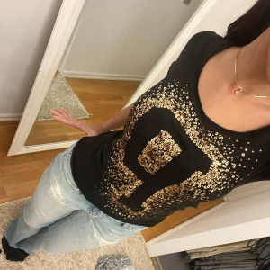 Glittrig Pink tshirt  - Köpt i London från pink by Victorias secret. 