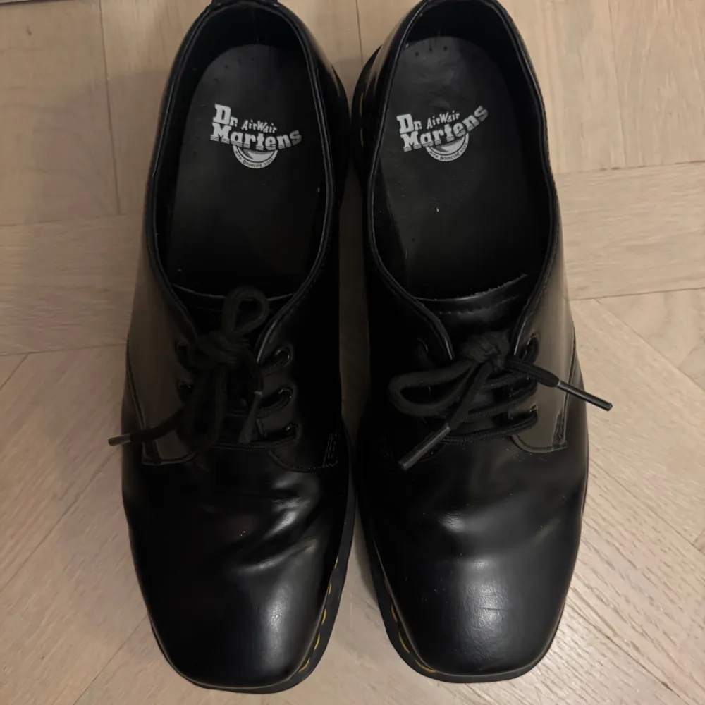 Säljer mina 1461 Oxfords från Dr. Martens. De är i mycket bra skick och bara använts fåtal gånger sedan jag köpte de. Nypris 1 900 kr!. Skor.