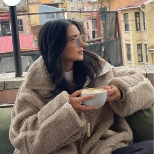 Helt ny beige teddyjacka original pris 700 kr - Helt nu oanvänd teddyjacka perfekt till vintern. Mysig och varm beige teddyjacka perfekt för kyliga dagar. Jackan har en oversized passform och långa ärmar, vilket gör den superbekväm. Den är gjord av mjukt teddy-material som håller dig varm en kall vinterdag!!