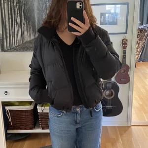 The north face jacka  - The North face jacka, aldrig använd så super bra skick. Går att dra åt längst ner om man vill samt att den har en utfällbar liten luva om det regnar.