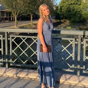 Balklänning  - Säljer denna otroligt fina balklänning som jag hade i 9an, använt den 1 gång och köpte för 1300kr🥰 Den är klippt längst ner då den va för lång, syns inte alls när man har på den🫶🏻