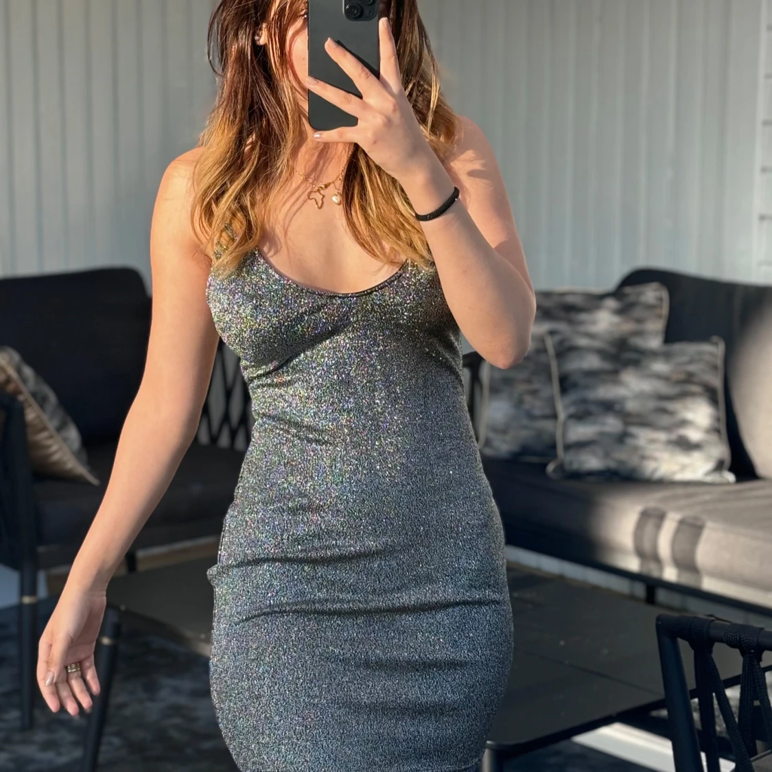 Glittrig klänning med öppen rygg