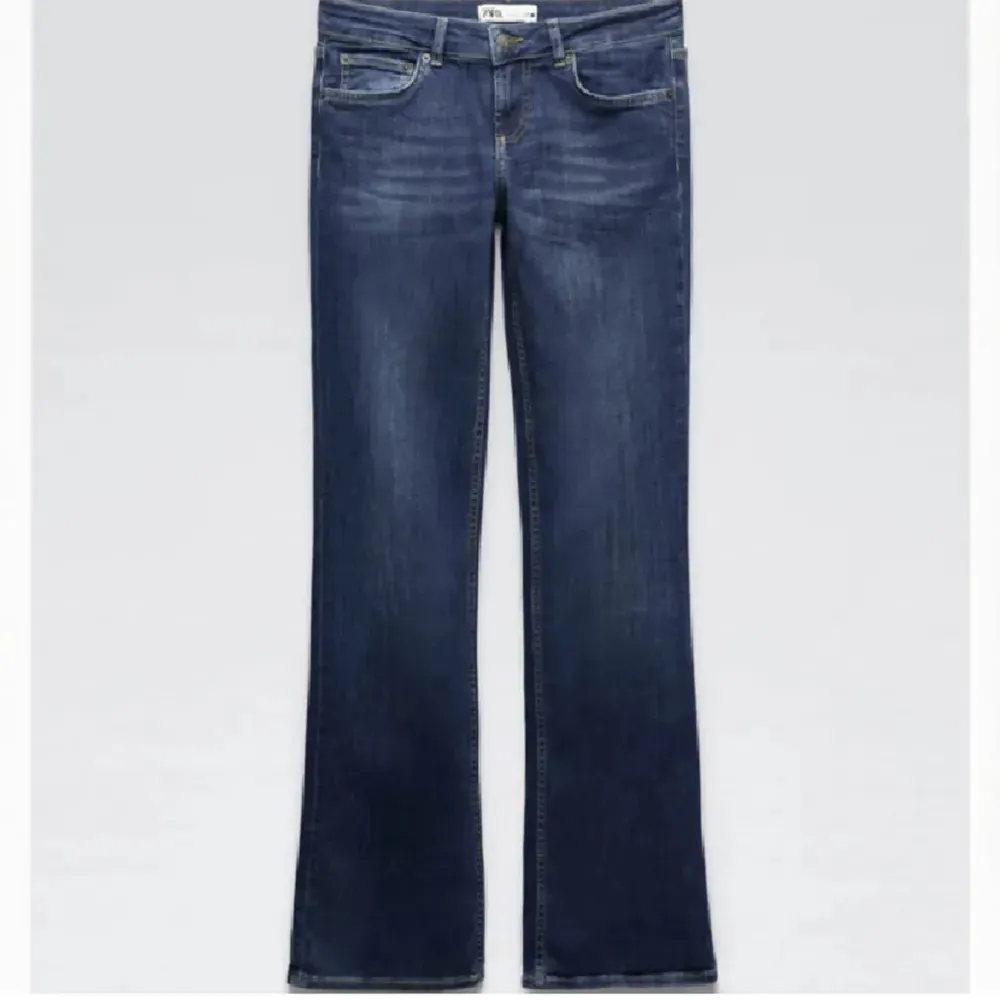 Säljer ett par snygga mörkblå bootcut jeans i mycket bra skick ifrån Zara. De har en klassisk femficksdesign och en bekväm passform. Jeansen är i storlek 32.. Jeans & Byxor.