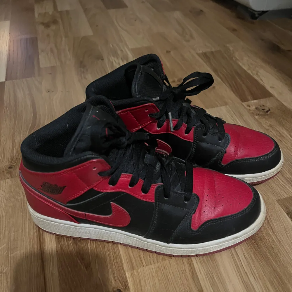 Fina och trendiga Jordan 1 Mids 🖤 de är i använt men väldigt gott skick, inte använda så många gånger. Det enda tecknet på användning är att de är lite creasade i fram. . Skor.