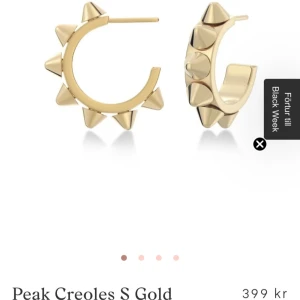 Peak Creoles S Gold - Snygga och trendiga edblad örhängen i guld med spetsiga detaljer. Köpta förra året för 399kr. men ser nya ut, skriv pv för egna bilder! Perfekta för att lyfta vilken outfit som helst, oavsett om det är till vardags eller fest. De är lätta, vilket gör dem bekväma att bära hela dagen. Pris kan diskuteras såklart 🩷