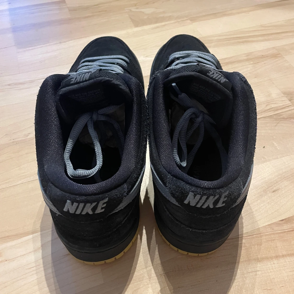 Nike SB Dunk Low Pro i svart och grå - 90