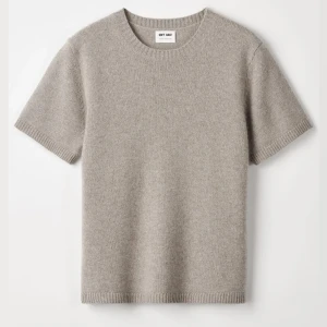 Soft goat chunky t shirt  - Säljer min stickade tröja från Soft Goat, endast använd någon gång så i jättebra skick, som ny. De är i färgen Greige i modellen Chunky T shirt
