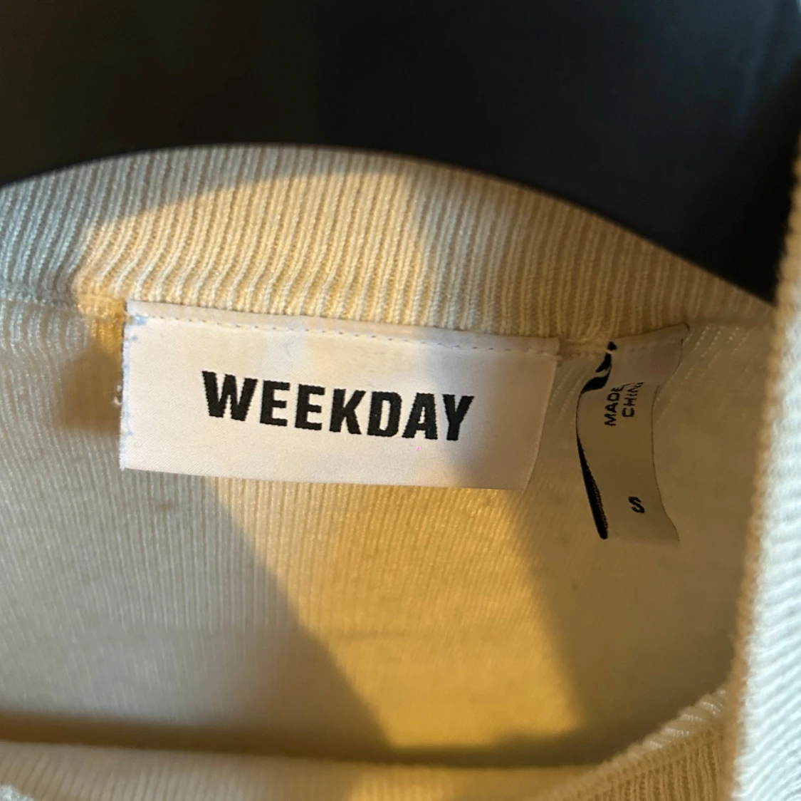 Beige croppad tröja från Weekday - 91