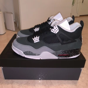 Nike Air Jordan 4 Retro - Säljer ett par Nike Air Jordan 4 Retro Fear. Skorna är i nytt skick och har en snygg design med vita och svarta detaljer. Kommer i originalkartong. De är DS, aldrig prövade på foten