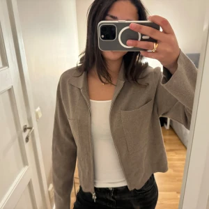 Beige jacka med dragkedja från Åhlens - Säljer en snygg beige jacka i mycket bra skick. Den har en dragkedja framtill och långa ärmar. Perfekt för hösten, och passar till allt kjol som byxor. Jackan har en normal passform 🤎🤎