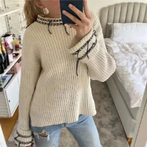 Stickad Zara tröja - Säljer en superfin vit ribbad tröja med svarta och vita detaljer från Zara. Perfekt för höst och vinter. 🩵