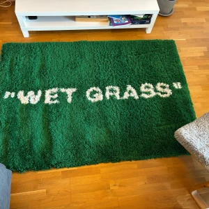 Ikea off white ”wer grass” - Använd nån månad sen har den bara varit ihoprullad. Går för 800$ på stockx