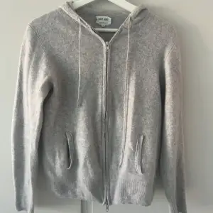 Säljer min Soft Goat zip hoodie, såå mysig och snygg, storlek M men passar XS/S då den har krympt lite i tvätten, annars bra skick! Nypris runt 2600kr , Perfekt inför vintern!!