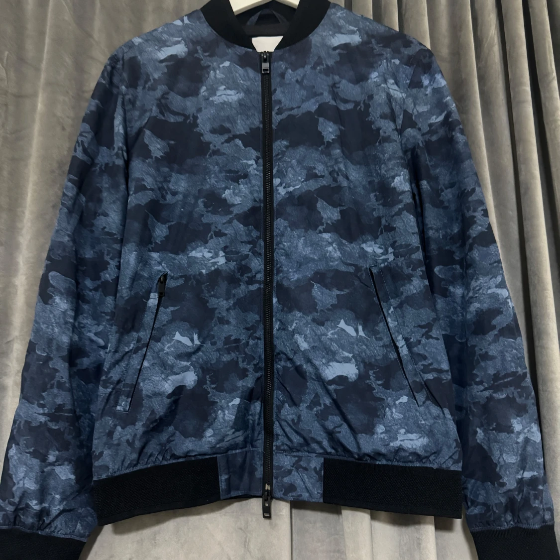 Blå camouflage bomberjacka från J.Lindeberg