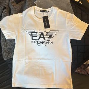 t-shirt Emporio Armani - Helt ny, oanvänd. Storlek M vit så passar med allt. Skriv för fler bilder eller frågor.