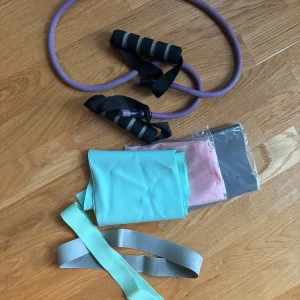 Resistance band - Band i olika ”vikter” och former. Två (rosa och grå) inplastade och aldrig använda. Resten har använts 2/3 gånger men legat i en garderob länge. Osäker på skick då de kan ha torkat ut, men har testat de öppnade nu och de håller utan att spricka. 50kr för alla