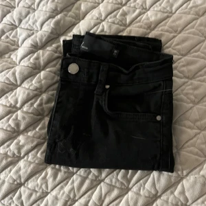 Svarta jeans - Säljer ett par svarta jeans i bra skick. De har en klassisk femficksdesign och är perfekta för både vardag och fest. Passformen är skinny och de är tillverkade i ett stretchigt material för extra komfort. Perfekta för höst och vinter!