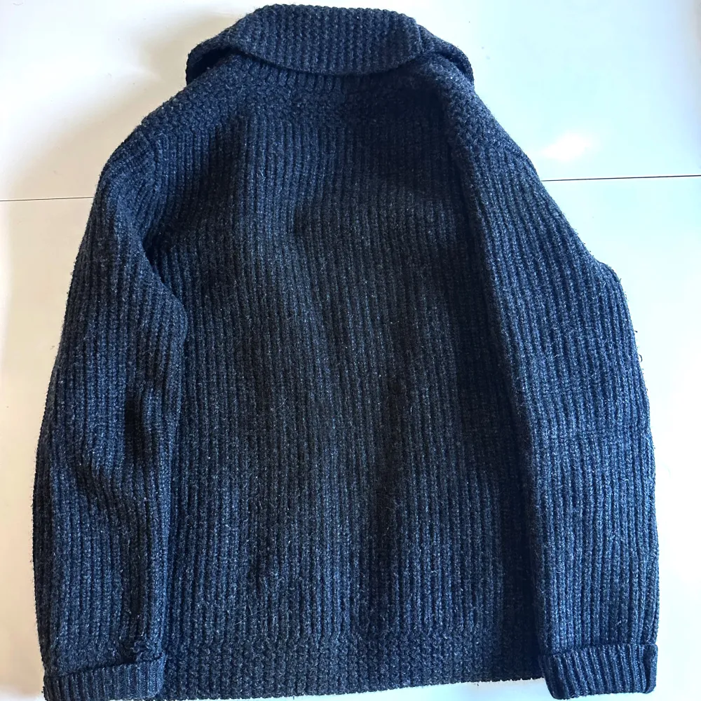 Säljer en snygg mörkgrå stickad cardigan från Ralph Lauren. Haft i en månad, använd kanske fyra gånger, varsamt. Skriv om du har några frågor!. Tröjor & Koftor.