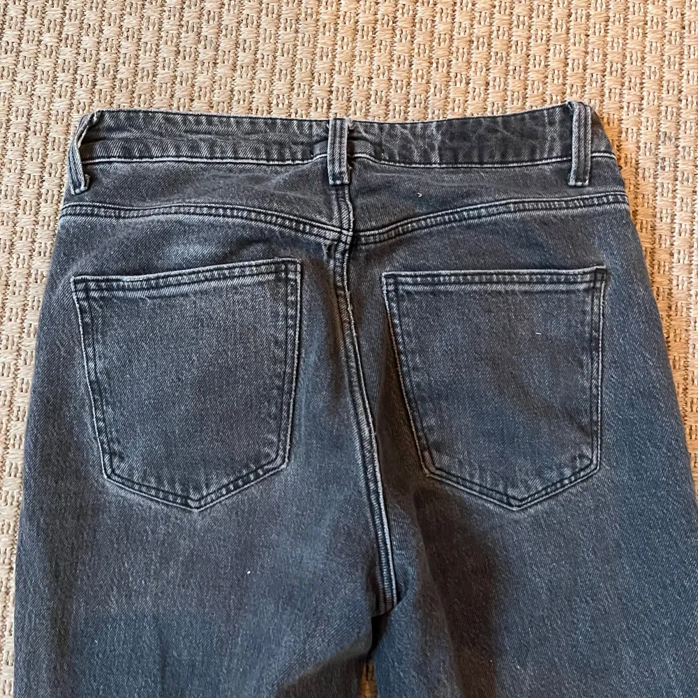 Storlek 36, väldigt liten i storleken men långa i benen. Jeans & Byxor.