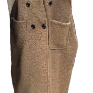 Beige teddyjacka - Säljer en supermysig beige, svart  ljus beige boucle teddykappa med stora fickor och knappar framtill. Perfekt för höst och vinter när du vill hålla dig varm och stilren. Jackan har en loose passform och är långärmad, vilket gör den idealisk för lager-på-lager-stil. Ett måste i garderoben för kalla dagar!