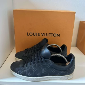Louis Vuitton trainers - Louis Vuitton skor i mycket bra skick, väldigt unika med lv loggor över skon, box, orderbekräftelse och extra snören följer med. Dm för ytterligare info 