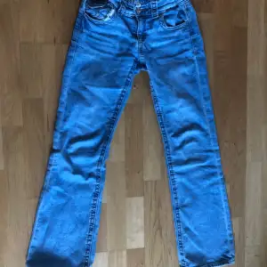 Säljer ett par blå jeans från Gina Tricot i storlek 158. De är low waist och bootcut och är i jättebra skick. Modellen heter chunky basic flare och just denna färg är helt slutsåld på Gina! Nypris 300 säljer för 150!