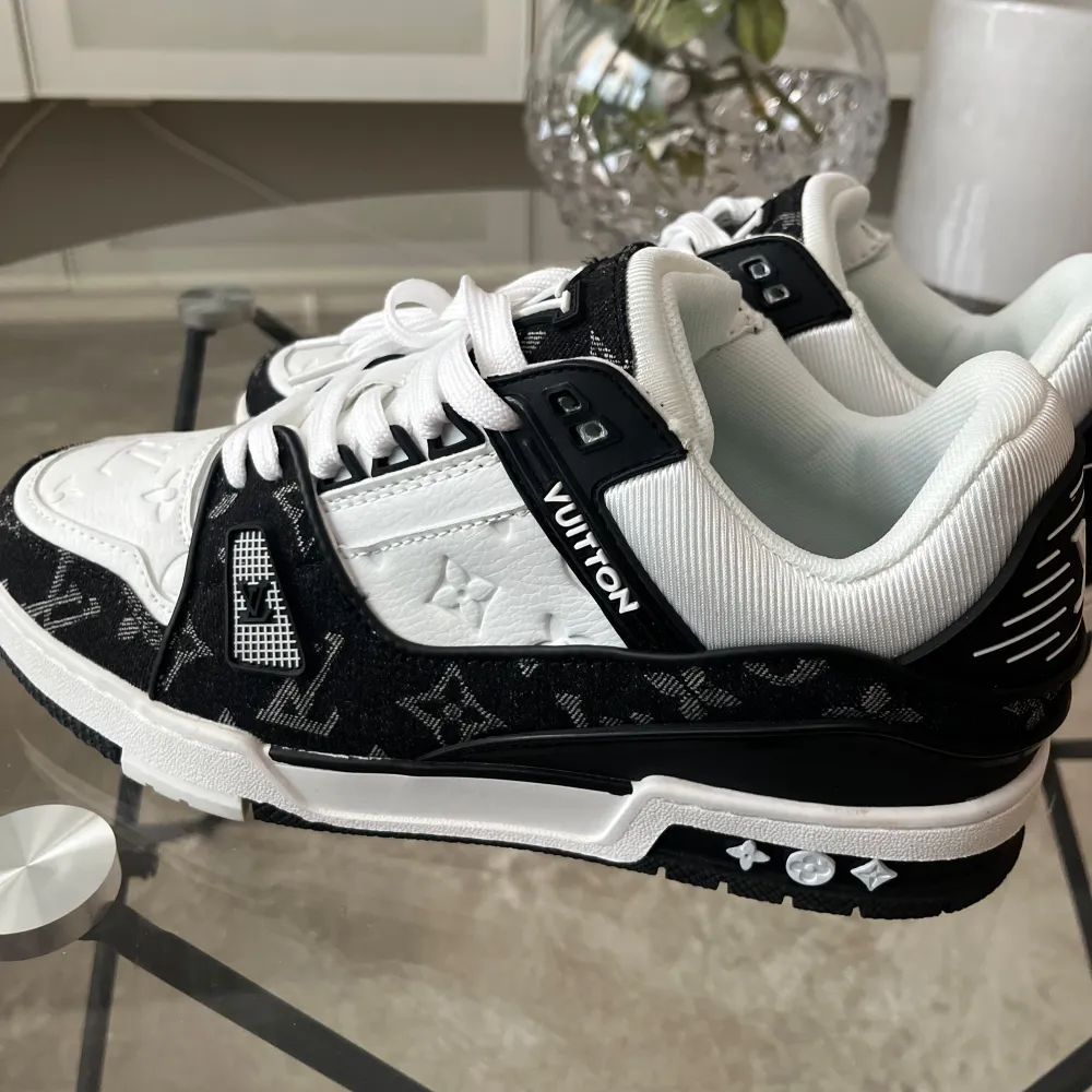 Säljer ett par snygga svartvita sneakers från Louis Vuitton. Helt nya, utan box.. Skor.