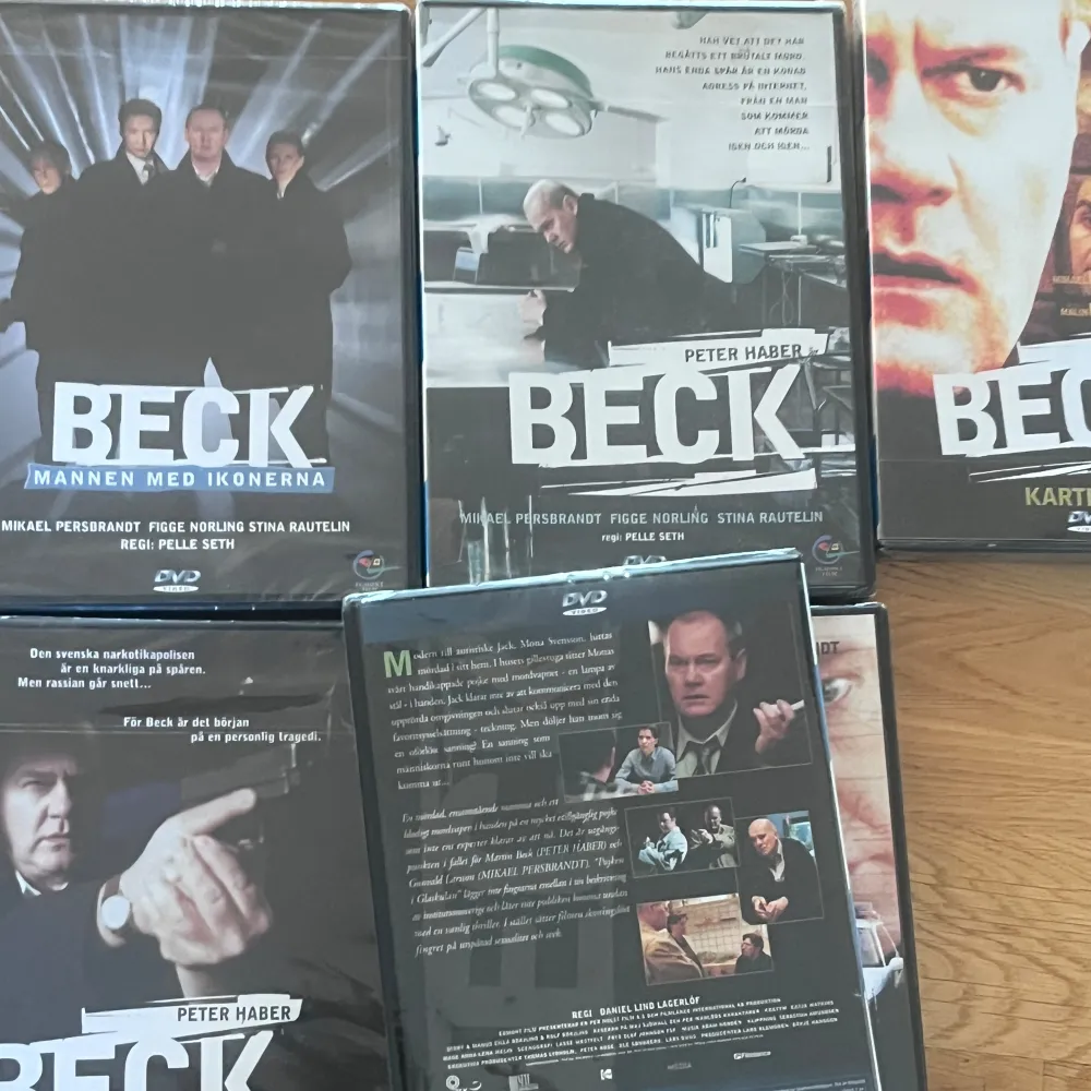 Säljer en samling av Beck-filmer på DVD med Peter Haber och Mikael Persbrandt. Perfekt för den som älskar svensk kriminaldrama! Innehåller flera spännande titlar som 'Mannen med ikonerna' och 'Kartellen'. Alla skivor är i bra skick och kommer i sina originalfodral. Och med plasten på ni kan även välja ut ett visst antal ni vill ha ❤️99kr styck i butik  kan sänka priset om ni vill. Övrigt.