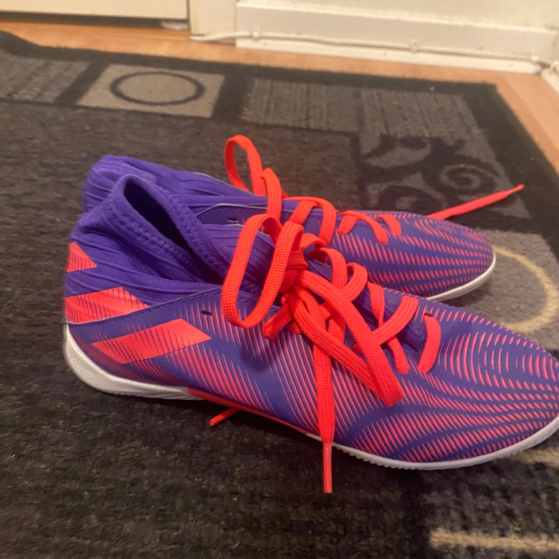 Lila och röda fotbollsskor - 90