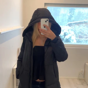 Svart dunjacka från Vero Moda - Säljer en svart dunjacka från Vero Moda i storlek M. Jackan har en mysig huva och dragkedja framtill. Perfekt för kalla vinterdagar och håller dig varm och stilren. Använd ett fåtal gånger, så den är i mycket bra skick. Passar perfekt till både vardag och fest!