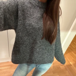 Stickad tröja  - Jätteskön och fin stickad tröja ifrån Gina tricot som är perfekt till vintern nu! Väldigt lite nopprig men annars inga andra defekter🤍🤍🤍