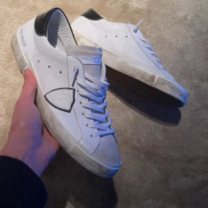  Philippe Model skor - Vita skor från Philippe Model | Strl 44 | Cond 9/10, använda ett fåtal gånger | Ny pris 4600/Mittpris 2500 | Såklart äkta⚜️| Finns kvitto!