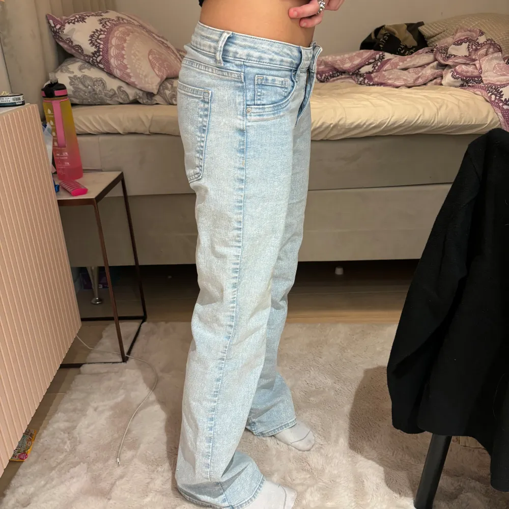 Säljer ett par ljusblå jeans i bra skick. De är lågmidjade och är bootcut.. Jeans & Byxor.