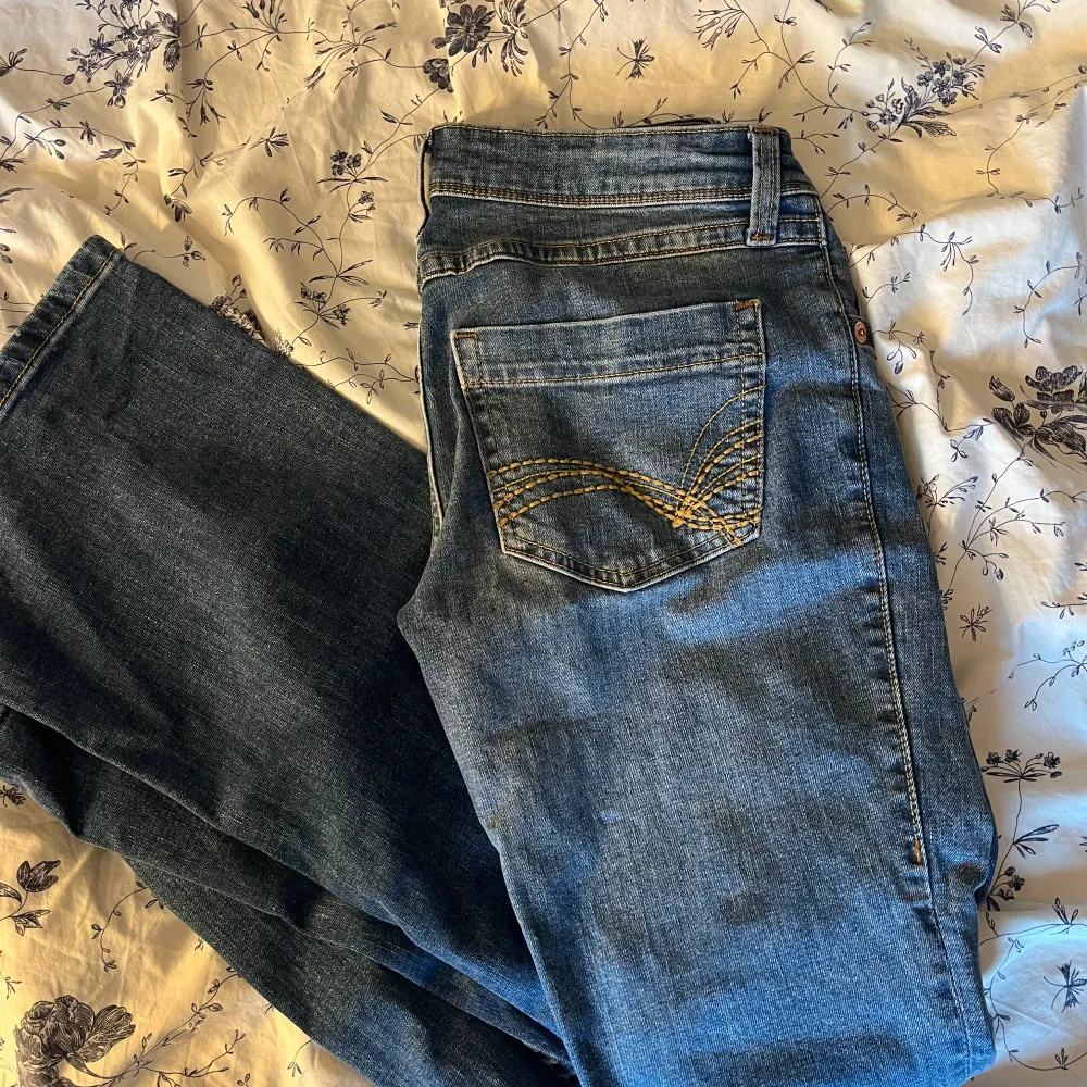 Säljer ett par snygga Långmidjade jeans från H&M😊köptes förra året (slutsålda). Storlek 36/S är 170cm lång! Nyskick . Jeans & Byxor.