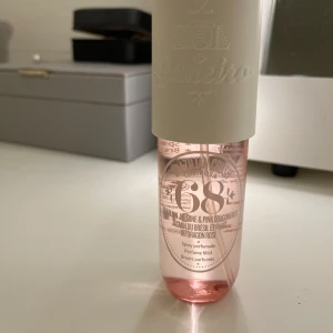 Parfymmist från Sol de Janeiro - Säljer en sol de janeiro perfym  med doft av pink dragonfruit. 🎀Kommer inte till användning så de därför jag säljer den. 🩷Kan gå ner i pris.