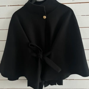 Svart poncho Blair - Snygg svart poncho ifrån missäy. Helt ny, använd 1 gång!!