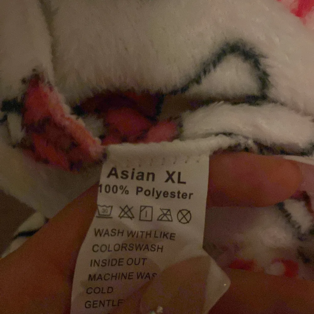 Supermysiga vita hello Kitty mjukisbyxor i superskönt material! Säljer då jag beställde fel färg🩷Kom privat för egna bilder💕Det står asian XL men de sitter som S.. Jeans & Byxor.