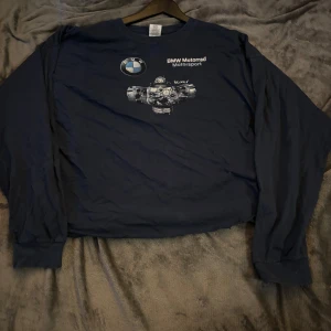 Svart långärmad tröja från Gildan - Säljer en svart långärmad tröja från Gildan i storlek 3XL. Tröjan har ett tryck med BMW Motorrad Motorsport på framsidan. Perfekt för höst och vinter, gjord i mjuk bomull för extra komfort. Passar både till vardags och för bilentusiaster!