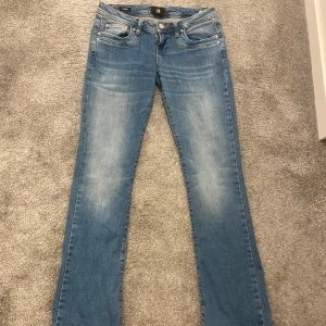 Blå ltb jeans valerie - Säljer ett par snygga blå ltb jeans i modellen valerie. Inte använda mer än 2 gånger då de är lite stora för mig i knävecken och är i mycket bra skick. De är i storleken 26x32. Nypris 800kr💗