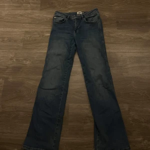 Blå jeans med bootcut - Säljer ett par snygga blå jeans från lager 157 i bootcut-stil. De är i bra skick och perfekta för både vardag och fest. Lite slitna längst ner . De är i full length o längden är perfekt för mig som är 174 💓💓 (Priset kan diskuteras)