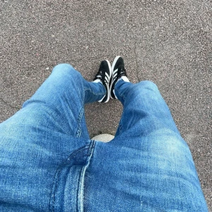 Svarta Adidas Gazelle sneakers - Säljer ett par snygga svarta Adidas Gazelle sneakers i mycket bra skick. De har de klassiska vita ränderna och en vit sula. Är i svin bra skick då ja knappt använt dom. Storlek 43 