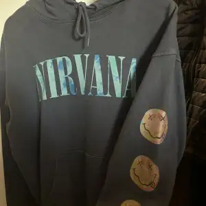 Säljer en svart Nirvana hoodie med  tryck på både fram- och baksidan även tryck på höger ärm 