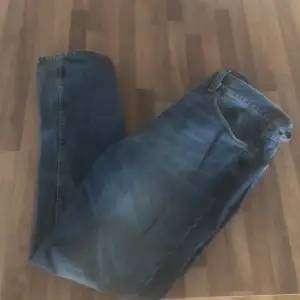 Säljer ett par klassiska blå jeans från Nudie Jeans i storlek 34/34 modell steady eddie II. De har en snygg tvätt och är i bra skick. Perfekta för både vardag och fest! Passar till det mesta och är superbekväma. Hör av dig vid intresse!