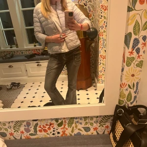 Tre kvartsärmad jacka  - Tre kvarts ärmad ljus blå jacka❣️(färgen syns inte så bra) Köpt för 650kr, en defekt är att de har en  pytteliten rosa fläck innanför jackan som itne syns utåt (skriv för bild)❣️