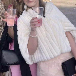 Vit pälscape - Inga defekter. One size och jag på bilden har storlek 36/38❤️