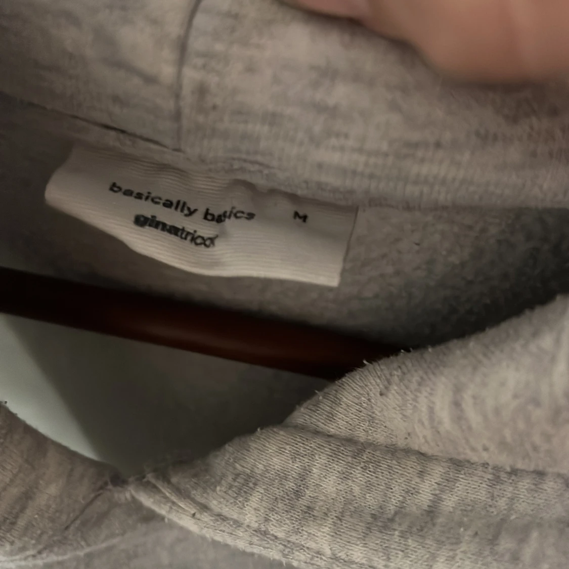 Grå hoodie från Gina Tricot - 91