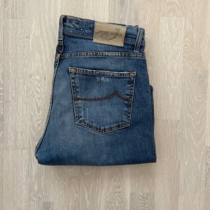 Jacob Cohen Jeans - Säljer nu mina feta Jacob Cohen Jeans. De har en slim/slim straight passform och en snygg tvätt. Nypriset är 5000kr och vårat pris endast 999. Modellen är 190cm och 75kg. Längden på jeansen är 102cm och bredden 42cm. Skriv vid frågor och funderingar!