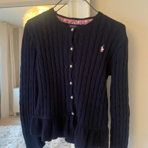 Mörkblå kofta från Ralph Lauren - Säljer min snygga mörkblåa kofta från Ralph Lauren. Storlek L för barn alltså mellan 12–14år❣️