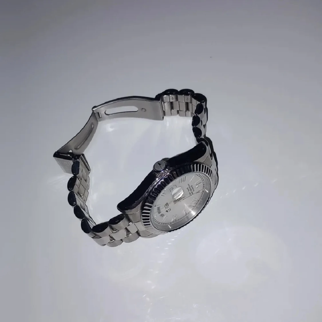 Silverfärgad klocka från Lotus - 91