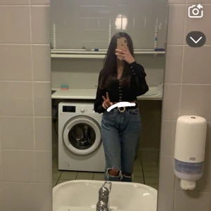 Svart tröja/ corset  - En svart tröja/ corset jätte fin på.